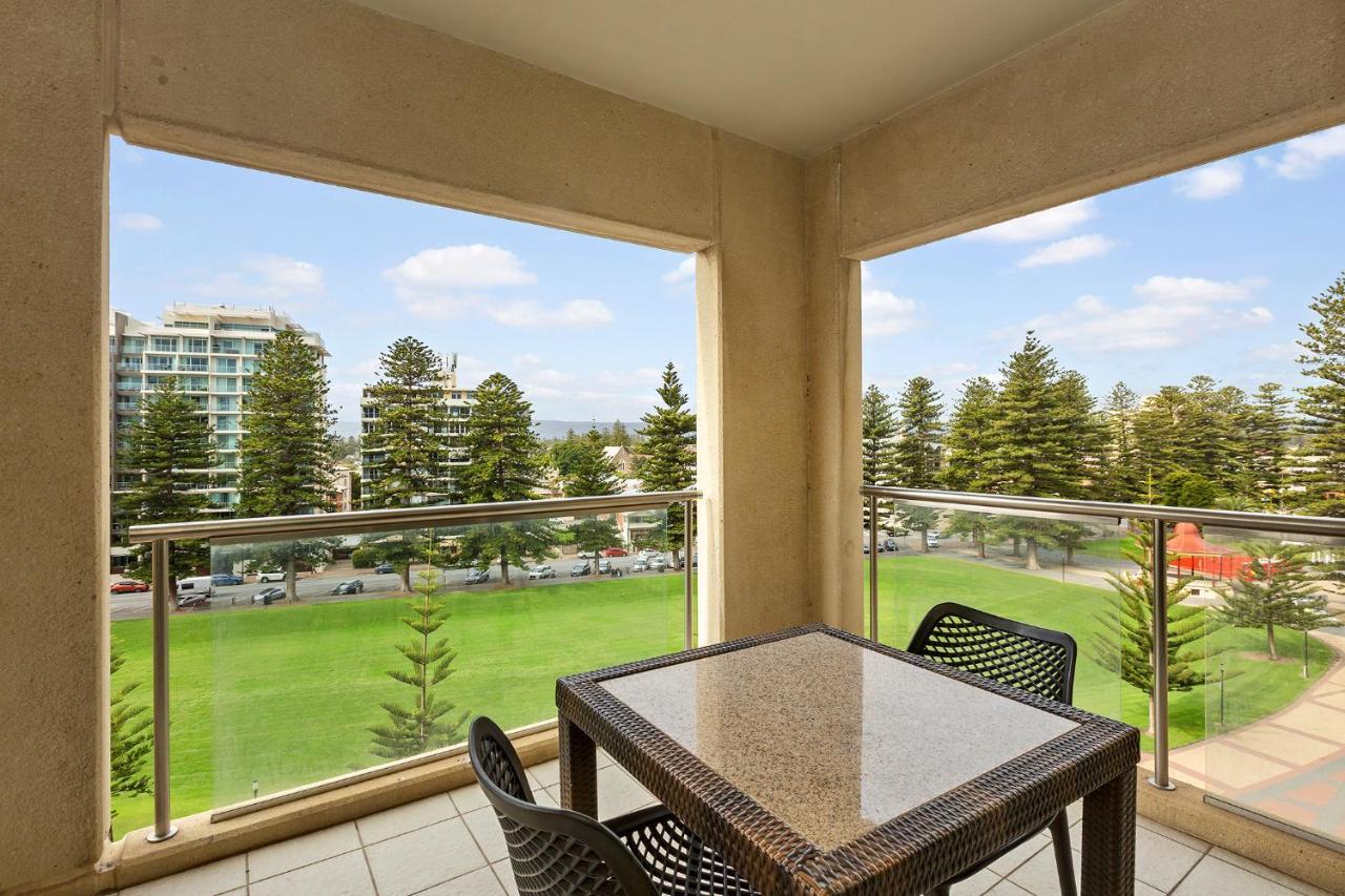 Belle Escapes - Glenelg Seaside Apartment Экстерьер фото